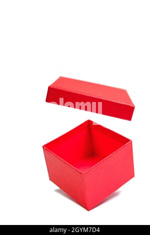 Boîte en carton rouge avec couvercle ouvert sur fond blanc Banque D'Images