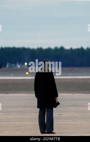 Un agent spécial du service secret américain se trouve sur la rampe du centre technique William J. Hughes de la FAA, le 28 janvier 2020, à l'aéroport international d'Atlantic City, dans le canton d'Egg Harbor, N.J.Le Service secret est arrivé à l'aéroport avant l'arrivée du président Donald J. Trump dans Air Force One.(É.-U.Photo de la Garde nationale aérienne par Airman Hunter Hires) Banque D'Images