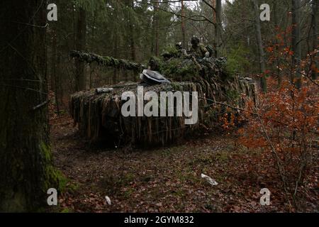 Les soldats néerlandais assurent la sécurité dans un TR-85M1 Bizonul lors de la résolution combinée XIII à l'aire d'entraînement de Hohenfels à Hohenfels, Allemagne, le 28 janvier 2020.Combined Resolve XIII est un exercice multinational d'opération terrestre unifiée dirigé par le département de l'Armée de terre avec la Brigade de la Force alignée régionale des États-Unis pour soutenir les objectifs du Commandement européen (EUCOM).L'objectif de l'exercice est de préparer la 2e équipe de combat de la Brigade blindée, la 1re division de Cavalry, ainsi que 16 autres nations alliées et partenaires, à se battre et à gagner sur le théâtre européen.L'exercice implique plus de 5,000 servi Banque D'Images