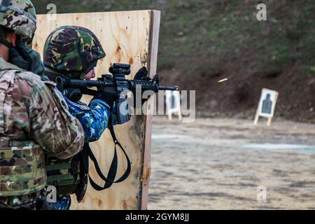 Le 29 janvier 2020, des membres des forces armées roumaines effectuent des exercices de tir avec des soldats du 382e détachement de la police militaire près de la base aérienne de Mihail Kogalniceanu, en Roumanie.Les militaires ont reçu une formation sur le fusil M-4 des soldats américains, qui est le principal fusil à armes légères pour la plupart des troupes américaines.(É.-U.Photo de l'armée par le Sgt.Dommnique Washington, 7e détachement mobile des affaires publiques) Banque D'Images
