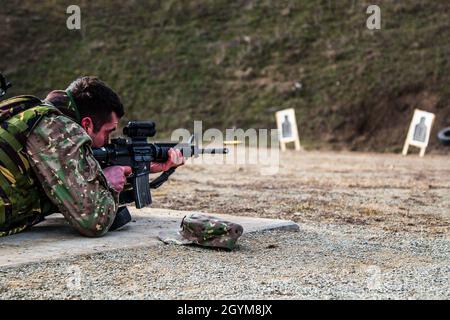 Le 29 janvier 2020, des membres des forces armées roumaines effectuent des exercices de tir avec des soldats du 382e détachement de la police militaire près de la base aérienne de Mihail Kogalniceanu, en Roumanie.Les militaires ont reçu une formation sur le fusil M-4 des soldats américains, qui est le principal fusil à armes légères pour la plupart des troupes américaines.(É.-U.Photo de l'armée par le Sgt.Dommnique Washington, 7e détachement mobile des affaires publiques) Banque D'Images
