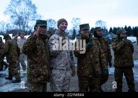 Les Marines des États-Unis, avec le 4e Régiment maritime, la 3e Division maritime, et les soldats japonais de la 5e Brigade, la Force d'autodéfense terrestre du Japon, organisent une cérémonie d'ouverture pour l'exercice Viper du Nord sur la zone d'entraînement de Yausubetsu, Hokkaido, Japon, le 29 janvier 2020.Northern Viper est un exercice d'entraînement régulièrement programmé qui vise à améliorer les capacités de défense collective de l'Alliance américaine et japonaise en permettant aux unités d'infanterie de maintenir leur létalité et leur compétence dans l'infanterie et les tactiques d'armes combinées.Cette itération de l'exercice est exécutée par des unités de l'ensemble de l'IMII Marine Expeditionary for Banque D'Images