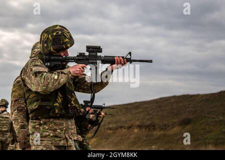 Le 29 janvier 2020, des membres des forces armées roumaines effectuent des exercices de tir avec des soldats du 382e détachement de la police militaire près de la base aérienne de Mihail Kogalniceanu, en Roumanie.Les militaires ont reçu une formation sur le fusil M-4 des soldats américains, qui est le principal fusil à armes légères pour la plupart des troupes américaines.(É.-U.Photo de l'armée par le Sgt.Dommnique Washington, 7e détachement mobile des affaires publiques) Banque D'Images
