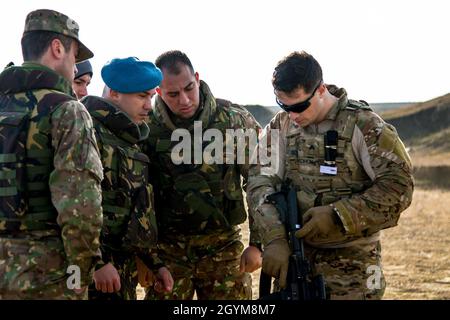 Le 29 janvier 2020, des membres des forces armées roumaines effectuent des exercices de tir avec des soldats du 382e détachement de la police militaire près de la base aérienne de Mihail Kogalniceanu, en Roumanie.Les militaires ont reçu une formation sur le fusil M-4 des soldats américains, qui est le principal fusil à armes légères pour la plupart des troupes américaines.(É.-U.Photo de l'armée par le Sgt.Dommnique Washington, 7e détachement mobile des affaires publiques) Banque D'Images