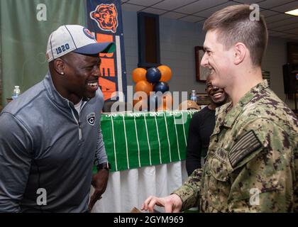 GRANDS LACS, il.(Janv29, 2020) Alex Brown (à gauche), ancien joueur des Chicago Bears, rit avec un Sailor lors d'un repas Super Bowl à Galley 535 à la base navale des Grands Lacs.L'événement, organisé par le moral, le bien-être et les loisirs des Grands Lacs (MWR), a eu la nourriture sur le thème du hayon, une rencontre et un accueil avec les joueurs, et une tombola pour les marins.(É.-U.Photo de la marine par Brigitte Johnston, spécialiste des communications de masse, 2e classe) Banque D'Images