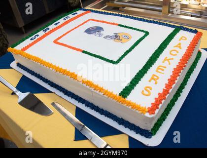 GRANDS LACS, il.(Janv29, 2020) Un gâteau à thème pour le repas Super Bowl à Galley 535 à la base navale de Great Lakes.L'événement, organisé par le moral, le bien-être et les loisirs des Grands Lacs (MWR), a eu la nourriture sur le thème du hayon, une rencontre et un accueil avec les joueurs, et une tombola pour les marins.(É.-U.Photo de la marine par Brigitte Johnston, spécialiste des communications de masse, 2e classe) Banque D'Images