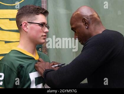 GRANDS LACS, il.(Janv29, 2020) Donald Driver (à droite), ancien joueur des Green Bay Packers, signe un maillot sur le Matelot de 1re classe Ian Delaughter, de Charleston, en Caroline du Sud, lors d'un repas Super Bowl à Galley 535 à la base navale de Great Lakes.L'événement, organisé par le moral, le bien-être et les loisirs des Grands Lacs (MWR), a eu la nourriture sur le thème du hayon, une rencontre et un accueil avec les joueurs, et une tombola pour les marins.(É.-U.Photo de la marine par Brigitte Johnston, spécialiste des communications de masse, 2e classe) Banque D'Images