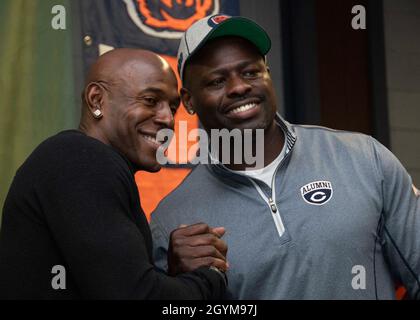 GRANDS LACS, il.(Janv29, 2020) Donald Driver (à gauche), ancien joueur des Green Bay Packers, et Alex Brown, ancien joueur des Chicago Cubs, posent pour une photo lors d'un repas Super Bowl à Galley 535 à la base navale de Great Lakes.L'événement, organisé par le moral, le bien-être et les loisirs des Grands Lacs (MWR), a eu la nourriture sur le thème du hayon, une rencontre et un accueil avec les joueurs, et une tombola pour les marins.(É.-U.Photo de la marine par Brigitte Johnston, spécialiste des communications de masse, 2e classe) Banque D'Images