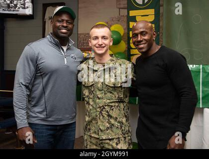 GRANDS LACS, il.(Janv29, 2020) Donald Driver (à gauche), ancien joueur des Green Bay Packers, et Alex Brown, ancien joueur des Chicago Cubs, posent pour une photo avec un Sailor lors d'un repas Super Bowl à Galley 535 à la base navale de Great Lakes.L'événement, organisé par le moral, le bien-être et les loisirs des Grands Lacs (MWR), a eu la nourriture sur le thème du hayon, une rencontre et un accueil avec les joueurs, et une tombola pour les marins.(É.-U.Photo de la marine par Brigitte Johnston, spécialiste des communications de masse, 2e classe) Banque D'Images