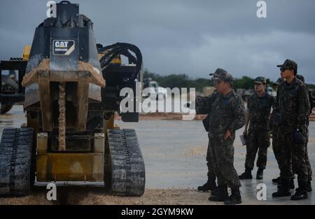 Les membres de la Force aérienne de la République de Corée apprennent à utiliser de l'équipement lourd au cours de l'exercice Pavillon d'argent le 29 janvier 2020, à la base aérienne d'Andersen, à Guam.Silver Flag est composé de dirigeants clés de six pays partenaires, dont le Japon Air Self-Defense Force, Indonésie AF, Royal Mongolian AF, Sri Lanka AF, Philippines AF,République de Corée AF et Royal Singapore AF.Les membres se sont formés les uns avec les autres pour effectuer la récupération des dommages sur les champs aériens et observer les dernières capacités du génie civil. Banque D'Images