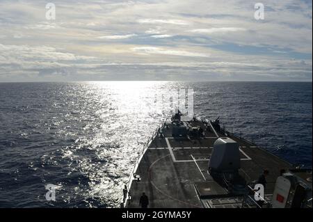 OCÉAN Pacifique (janv 29. 2020) Le destroyer USS Russell (DDG 59) de la classe Arleigh Burke transite l'océan Pacifique le 29 janvier 2020. Russell, qui fait partie du Theodore Roosevelt Carrier Strike Group, est sur le point de déployer l'Indo-Pacific. (ÉTATS-UNIS Photo marine par Spécialiste Communication de masse 3ème classe Sean Lynch) Banque D'Images