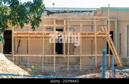 Guayanilla, PR, 29 janvier 2020 -- Un séisme de magnitude 6.4 a endommagé de nombreux bâtiments ici.Ce bâtiment est soutenu pendant les réparations.Photo de Liz Roll/FEMA Banque D'Images