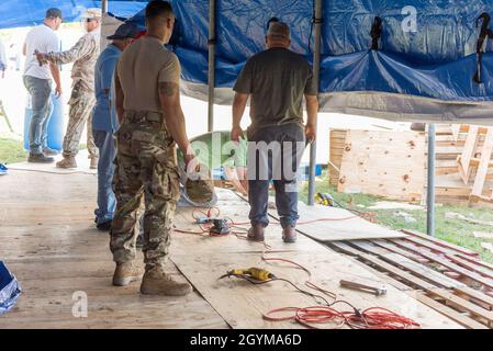 Guayanilla, PR, le 29 janvier 2020 -- Un nouveau plancher est installé au camp de base de la municipalité pour les survivants du récent tremblement de terre de 6.4.Photo de Liz Roll/FEMA Banque D'Images