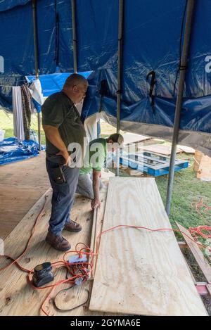 Guayanilla, PR, le 29 janvier 2020 -- Un nouveau plancher est installé au camp de base de la municipalité pour les survivants du récent tremblement de terre de 6.4.Photo de Liz Roll/FEMA Banque D'Images