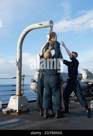 OCÉAN PACIFIQUE (janv29, 2020) des marins relient des chaînes à un davit à bord du destroyer à missiles guidés de classe Arleigh Burke USS Kidd (DDG 100) le 29 janvier 2020.Kidd, qui fait partie du groupe de grève des transporteurs Theodore Roosevelt, est en cours de déploiement dans l'Indo-Pacifique.(É.-U.Navy photo par Mass communication Specialist 3rd Class Brandie Nuzzi) Banque D'Images