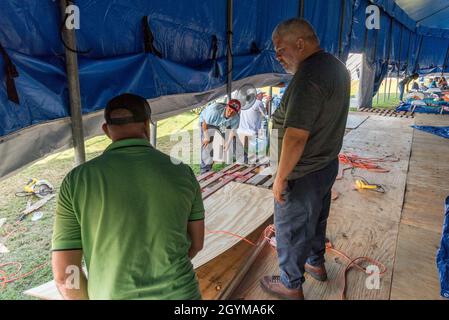 Guayanilla, PR, le 29 janvier 2020 -- Un nouveau plancher est installé au camp de base de la municipalité pour les survivants du récent tremblement de terre de 6.4.Photo de Liz Roll/FEMA Banque D'Images