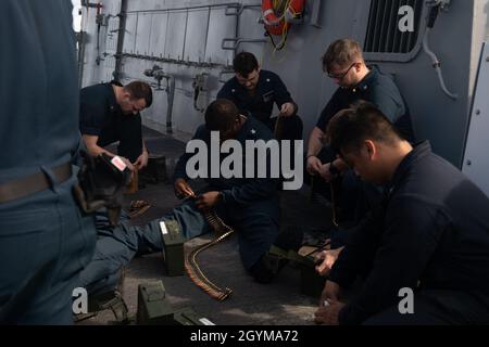 OCÉAN PACIFIQUE (janv29, 2020) les marins comptent des munitions à bord du destroyer à missiles guidés de classe Arleigh Burke USS Rafael Peralta (DDG 115) le 29 janvier 2020.Rafael Peralta, qui fait partie du groupe de grève des transporteurs Theodore Roosevelt, est en cours de déploiement dans l'Indo-Pacifique.(É.-U.Photo de la marine par Jason Isaacs, spécialiste des communications de masse, 2e classe) Banque D'Images