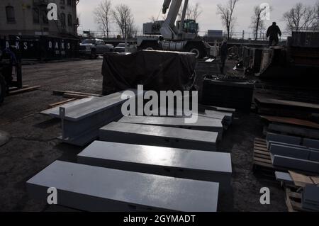 Parc régional de réparation de Black Rock Lock au district de Buffalo le 29 janvier 2020.Les travailleurs de la réparation remplacent les composants endommagés des portes de verrouillage et réparent des parties des portes de verrouillage par de l'équipement de soudage. Banque D'Images
