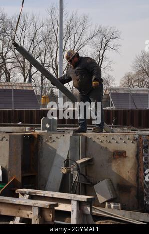 Parc régional de réparation de Black Rock Lock au district de Buffalo le 29 janvier 2020.Les travailleurs de la réparation remplacent les composants endommagés des portes de verrouillage et réparent des parties des portes de verrouillage par de l'équipement de soudage. Banque D'Images