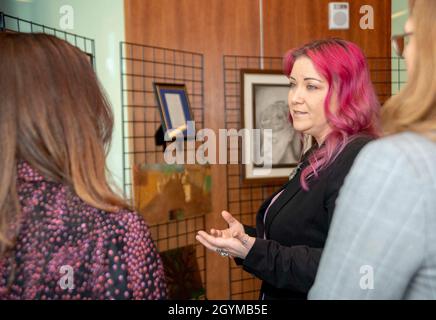 Mme Karen Pence, deuxième Dame des États-Unis, visite le centre de récupération de la commotion cérébrale Intrepid Spirit à bord du camp de base du corps des Marines Lejeune.Danielle Braxton, art-thérapeute militaire, discute de certaines œuvres d'art des patients passés et présents. Banque D'Images