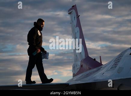 Sergent d'état-majorNicholas Martinez, chef d'équipage affecté à l'escadron de démonstration aérienne de la Force aérienne des États-Unis, « Thunderbird », marche le long de l'aile d'un avion de chasse F16C Fighting Falcon le 30 janvier 2020, à la base aérienne de Nellis, Nevada.L'une des routines matinales de Martinez est de nettoyer et de préparer son jet pour les multiples sorties qui seront volées tout au long de la journée.(É.-U.Photo de la Force aérienne par le premier Airman Andrew D. Sarver) Banque D'Images