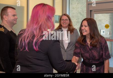 Mme Karen Pence, deuxième Dame des États-Unis, a visité le centre de récupération de la commotion cérébrale Intrepid Spirit à bord du camp de base du corps des Marines Lejeune.Accompagnée de Mme Leah Esper, épouse du secrétaire à la Défense, le Dr Mark T. Esper, Mme Pence a axé sa visite sur le programme de thérapie artistique du centre. Banque D'Images