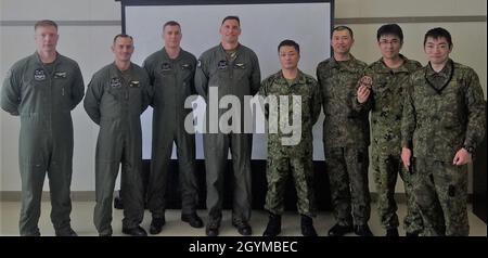 Les Marines des États-Unis du Marine Light Attack Helicopter Squadron 369, de la 1re Escadre des avions marins, et les soldats d'autodéfense au sol du Japon de la 1re unité des hélicoptères antichar et du Northern Army Aviation Group,Posez pour une photo de groupe après avoir mené avec succès un tir de plongée et devenir la première unité d'aviation tactique à employer l'ordnance live sur Hokkaido, Japon pendant l'exercice Viper du Nord sur la zone d'entraînement de Yausubetsu, Hokkaido, Japon, 28 janvier 2020.Northern Viper est un exercice de formation régulier qui vise à améliorer l'interopérabilité de l'Alliance américaine et japonaise par tous Banque D'Images