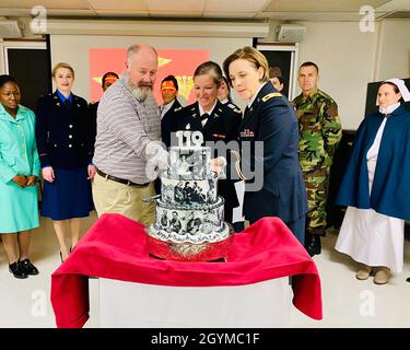 L'infirmière la plus haute de BACH, M. Jim nix, adjoint au commandant de la qualité et de la sécurité, et l'infirmière la plus jeune, le premier lieutenant Kathryn Fullman, se joignent au colonel Amanda Forristal, commandant adjoint des soins infirmiers, pour couper un gâteau célébrant le 119e anniversaire du corps d'infirmières de l'Armée.Le personnel de l'hôpital s'est réuni le 30 janvier, avant l'anniversaire du 2 février pour reconnaître l'histoire du corps d'infirmières de l'Armée et célébrer l'un de ses chefs, l'hôpital nommé Col. Florence Blanchfield.Photo de l'armée AMÉRICAINE. Banque D'Images