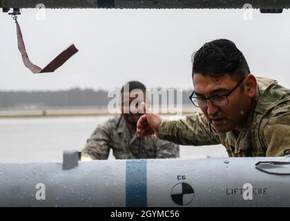 Sergent d'état-major de la Force aérienne des États-UnisPatrick Peralta, 20e Escadron de maintenance des aéronefs (AMM), 55e chef d'équipe de charge de l'unité de maintenance des aéronefs (UMA), signale à Airman la 1re classe Anthony Colquitt, 20e AMM, 55e membre de l'équipe de charge de l'UMA,Lors du chargement d'une munition d'attaque directe de GBU-38 lors d'une compétition de l'équipage de chargement de l'année à la base aérienne de Shaw, Caroline du Sud, le 31 janvier 2020.La compétition a organisé une compétition amicale entre les meilleures équipes de chargement de l’année.(É.-U.Photo de la Force aérienne par le sergent d'état-major.Christopher Maldonado) Banque D'Images