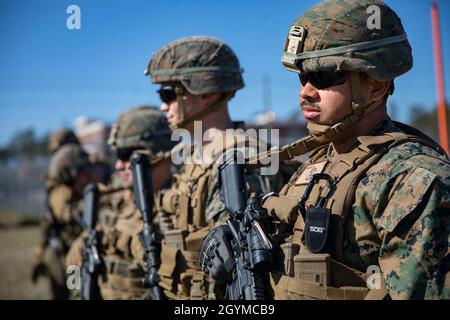 Première classe privée de marine des États-Unis Erik McNeil, un fusil d'infanterie Marine avec le 3e Bataillon, 2e Régiment de Marine, se tient près d'exécuter l'entraînement tactique d'embarcations aériennes et de personnel (PIÈGE) à la gamme d'entraînement d'opérations expéditionnaires à bord du Camp Lejeune, N.C., le 30 janvier 2020.Les missions DE PIÉGEAGE permettent à Marines de répéter des scénarios réalistes afin d'améliorer leurs compétences en matière de récupération du personnel et des avions.(É.-U.Corps maritime Cpl.Antonio Garcia/publié) Banque D'Images