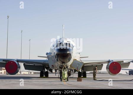 Les aviateurs effectuent la maintenance d'un avion de type Rivet RC-135W à la base aérienne d'Al Udeid, au Qatar, le 30 janvier 2020.Le Rivet joint soutient les consommateurs de théâtre et de niveau national avec des capacités de collecte, d'analyse et de diffusion de renseignements en temps réel.(É.-U.Photo de la Force aérienne par Tech.Sgt.John Wilkes) Banque D'Images