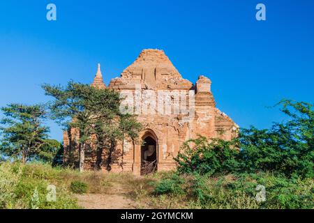 Temple délabré avec une statue de Bouddha à l'intérieur à Bagan, Myanmar Banque D'Images