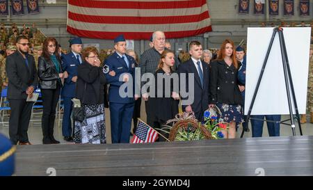 Les membres de la famille et les amis proches paient leurs respects lors d'une cérémonie de commémoration pour le Sgt principal de la Force aérienne des États-Unis.Rick DeMorgan Jr., mécanicien de bord au 4e Escadron des opérations spéciales, à Hurlburt Field, en Floride, le 31 janvier 2020.En attendant sa retraite de service actif, DeMorgan Jr. A été tué le 23 janvier 2020, luttant contre les incendies de forêt en Australie à titre civil.(É.-U.Photo de la Force aérienne par Airman 1er classe Blake Wies) Banque D'Images