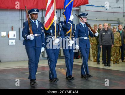 Les membres de la garde d'honneur de Hurlburt Field présentent les couleurs lors d'une cérémonie de commémoration dédiée au Sgt principal de la Force aérienne des États-Unis.Rick DeMorgan Jr., mécanicien de bord au 4e Escadron des opérations spéciales, à Hurlburt Field, en Floride, le 31 janvier 2019.DeMorgan Jr. A servi 18 ans avec plus de 2,000 heures de vol de combat comme ingénieur de vol avant a été tué le 23 janvier 2020, combattant des feux de forêt en Australie dans une capacité civile.(É.-U.Photo de la Force aérienne par Airman 1er classe Blake Wies) Banque D'Images