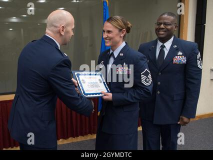 Le lieutenant-colonel Charles Silvanic, 66e commandant adjoint du Groupe de la base aérienne, à gauche, félicite le Sgt.Sarah Galati, membre du 319e Escadron de recrutement, en promotion lors de la cérémonie de promotion entée à la base aérienne de Hanscom, Mass., le 31 janvier, alors que Sgt.Henry Hayes, chef de commande d'installation, regarde.La cérémonie, qui a généralement lieu le dernier jour de service du mois, offre à la communauté Hanscom l'occasion de reconnaître Airman sélectionné pour la promotion.(É.-U.Photo de la Force aérienne par Jerry Saslav) Banque D'Images