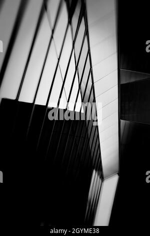 Gros plan des détails architecturaux en noir et blanc, créant une image abstraite utile comme arrière-plan Banque D'Images