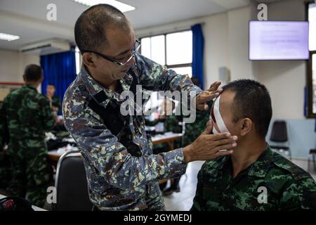 Sgt de la Royal Thai Air Force.Nattachai Sermsri applique une bande adhésive pour un bouclier oculaire à l'Armée royale thaïlandaise FS1 Worahit Konghawat lors d'un événement complémentaire de soins aux victimes d'une mine terrestre dans le camp de Banuransgri dans la province de Ratchaburi, Royaume de Thaïlande, 29 janvier 2020.Les ingénieurs de combat du corps des Marines des États-Unis et le corpman de la Marine des États-Unis, avec le 9e Bataillon de soutien des ingénieurs, le 3e Groupe de logistique des Marines, ont travaillé aux côtés des démineurs thaïlandais avec le Thailand Mine action Centre, l'autorité nationale pour les opérations de déminage,Et un commandement conjoint des Forces armées royales thaïlandaises pour instruire les étudiants militaires sur les tactiques, techniques et p Banque D'Images