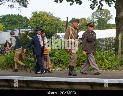 Sheringham, Norfolk, Royaume-Uni - SEPTEMBRE 14 2019 : les gens en vêtements d'époque marchent sur une plate-forme de train pendant le week-end des années 1940 Banque D'Images