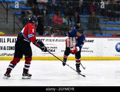 Le major Sean Cahill, 104e joueur de Fighter Wing Barnestormer, a joué au hockey contre l'équipe de la Springfield Thunderbirds Charity afin de recueillir de l'argent pour une organisation visant à sensibiliser les vétérans au suicide le 2 février 2020, à Westfield, Massachusetts.Le jeu de hockey a construit la camaraderie parmi les aviateurs et leur a permis de soutenir les anciens combattants militaires.(É.-U.Air National Guard photo par Airman 1ère classe Sara Kolinski) Banque D'Images