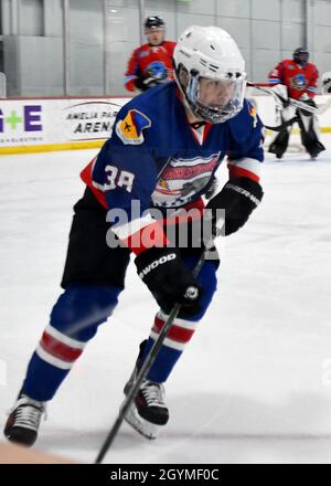 Sgt. MaîtreAndrew Caron, 104e joueur de Fighter Wing Barnestormer, a joué au hockey contre l'équipe de la Springfield Thunderbirds Charity afin de recueillir des fonds pour une organisation visant à sensibiliser les vétérans au suicide le 2 février 2020, à Westfield, Massachusetts.Le jeu de hockey a construit la camaraderie parmi les aviateurs et leur a permis de soutenir les anciens combattants militaires.(É.-U.Air National Guard photo par Airman 1ère classe Sara Kolinski) Banque D'Images