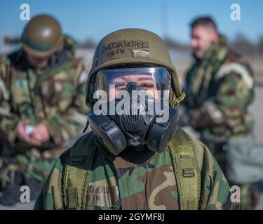 L'ancien Airman Lesley Cox, 138e Escadre Fighter, aide les aviateurs dans une ligne de décontamination lors d'un exercice CBRNE, le 1er février 2020, à la base de la Garde nationale aérienne de Tulsa, en Oklahoma.Au cours du processus de décontamination, les aviateurs passent par plusieurs stations pour nettoyer les pièces uniformes susceptibles d'avoir été exposées à des produits chimiques.(É.-U.Photo de la Garde nationale aérienne par le Sgt.C. T.Michael) Banque D'Images