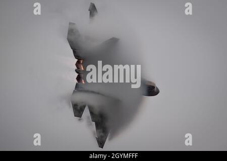 Josh Gunderson, commandant et pilote de l'équipe de démonstration F-22 Raptor de la Force aérienne des États-Unis, se produit lors d'une démonstration aérienne à la base conjointe Langley-Eustis, en Virginie, le 30 janvier 2020.Représentant Air combat Command, l'équipe de démonstration F-22 se rend à des spectacles aériens dans le monde entier pour présenter les performances et les capacités du premier combattant de 5e génération au monde.(É.-U.Photo de la Force aérienne par le 2e lieutenant Sam Eckholm) Banque D'Images