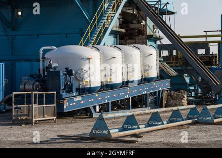 Réservoirs de ciment contenant du ciment sec sur une plate-forme de forage pétrolier dans l'Utah. Banque D'Images