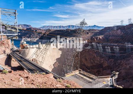 CPL se dresse devant le barrage Hoover, sur le fleuve Colorado, au bord du lac Mead, à la frontière entre le Nevada et l'Arizona. Banque D'Images