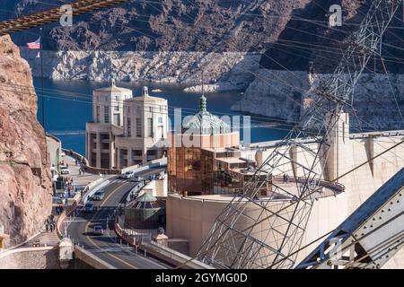 CPL se dresse devant le barrage Hoover, sur le fleuve Colorado, au bord du lac Mead, à la frontière entre le Nevada et l'Arizona. Banque D'Images