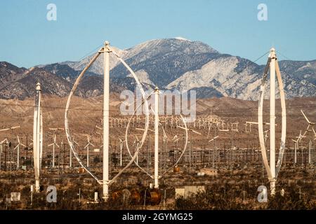 Éoliennes à axe vertical Darrieus pour produire de l'électricité près de Palm Springs, en Californie, avec les montagnes San Jacinto derrière. Banque D'Images