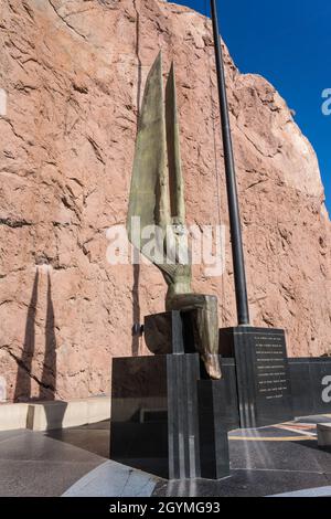 Une grande statue en bronze de style Art déco appelée les Figures ailées de la République sur la place du mémorial du barrage Hoover. Banque D'Images