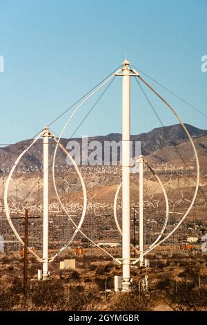 Éoliennes à axe vertical Darrieus pour produire de l'électricité près de Palm Springs, en Californie, avec les montagnes San Jacinto derrière. Banque D'Images