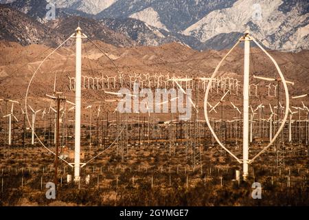 Éoliennes à axe vertical Darrieus pour produire de l'électricité près de Palm Springs, en Californie, avec les montagnes San Jacinto derrière. Banque D'Images