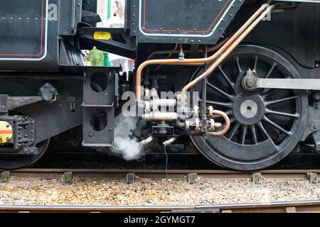 Sheringham, Norfolk, Royaume-Uni - SEPTEMBRE 14 2019 : gros plan des roues et de la vapeur de la locomotive Black BR Standard 4 76084 d'époque sur la piste Banque D'Images